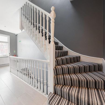 Boutique Modern Hotel Room For Two Near Tube And Bus Stations Londra Esterno foto