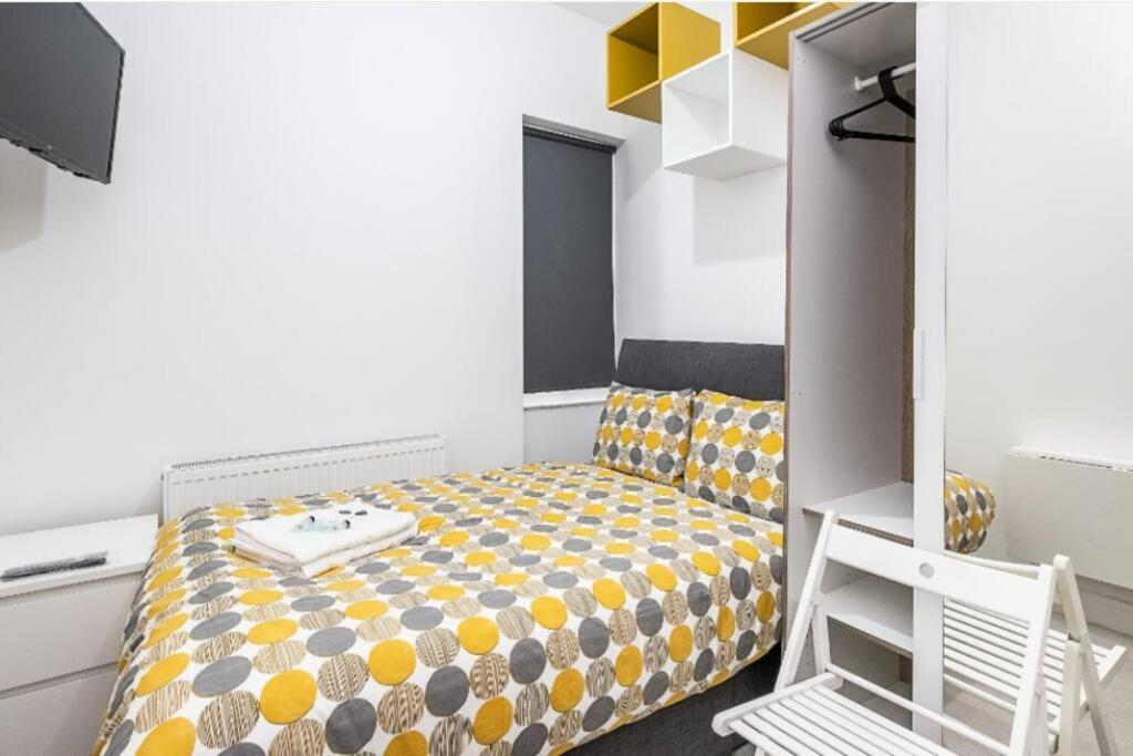 Boutique Modern Hotel Room For Two Near Tube And Bus Stations Londra Esterno foto