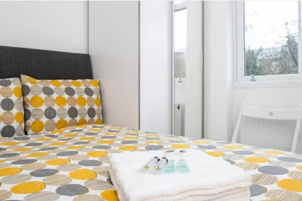 Boutique Modern Hotel Room For Two Near Tube And Bus Stations Londra Esterno foto