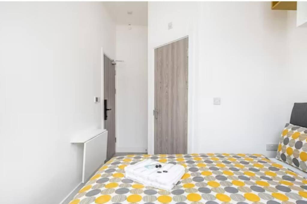Boutique Modern Hotel Room For Two Near Tube And Bus Stations Londra Esterno foto
