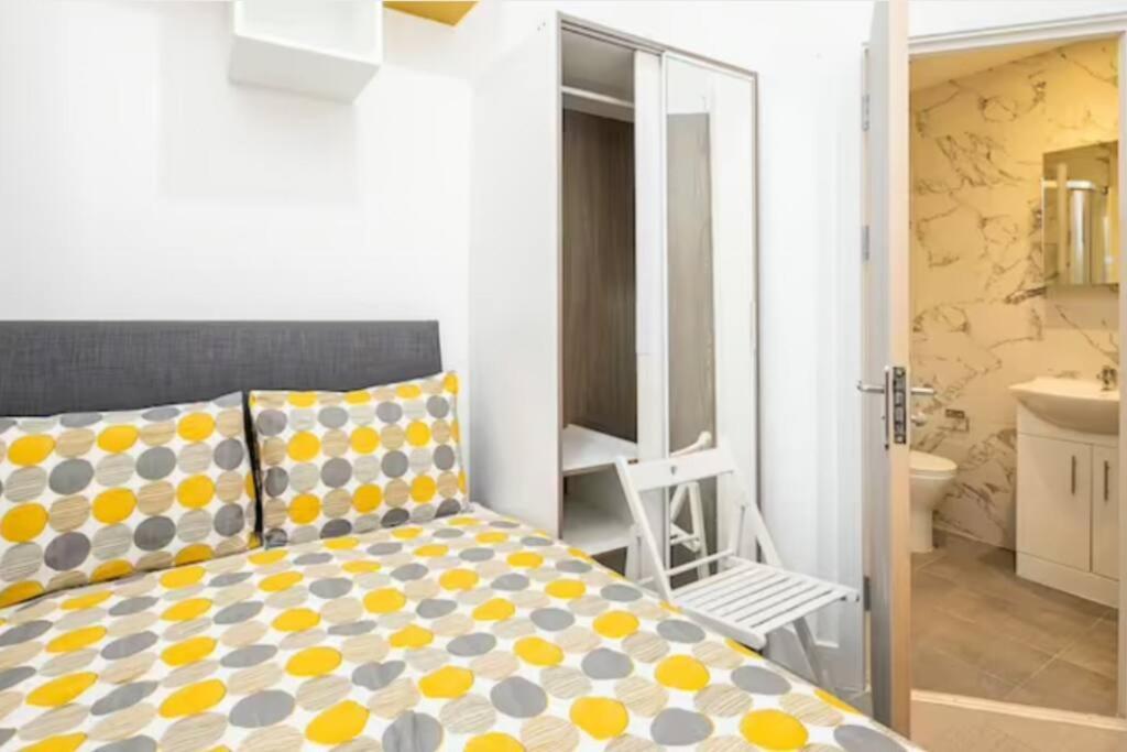 Boutique Modern Hotel Room For Two Near Tube And Bus Stations Londra Esterno foto