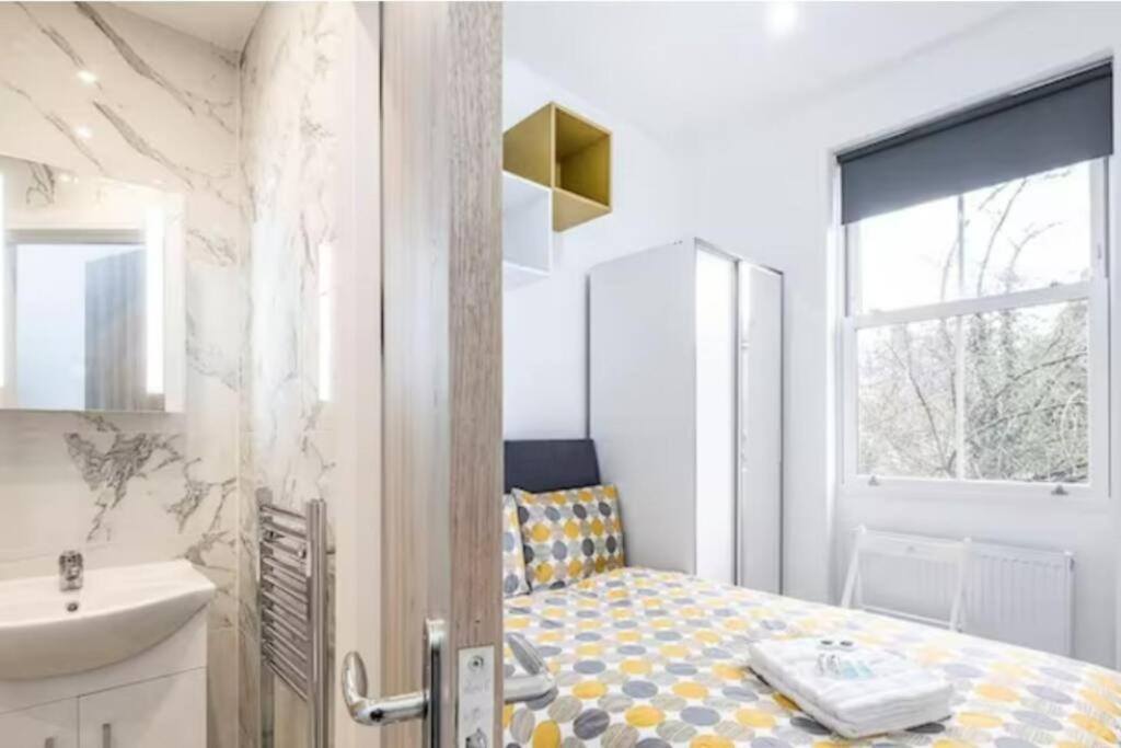 Boutique Modern Hotel Room For Two Near Tube And Bus Stations Londra Esterno foto