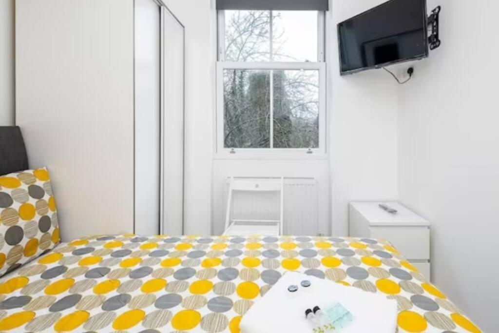 Boutique Modern Hotel Room For Two Near Tube And Bus Stations Londra Esterno foto