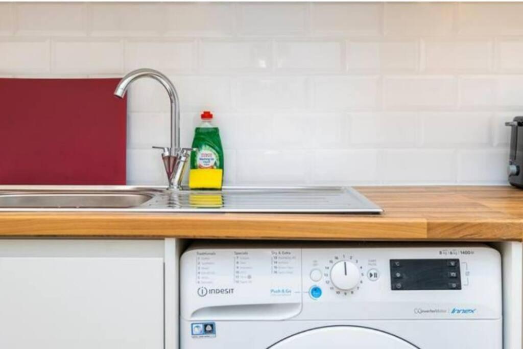 Boutique Modern Hotel Room For Two Near Tube And Bus Stations Londra Esterno foto