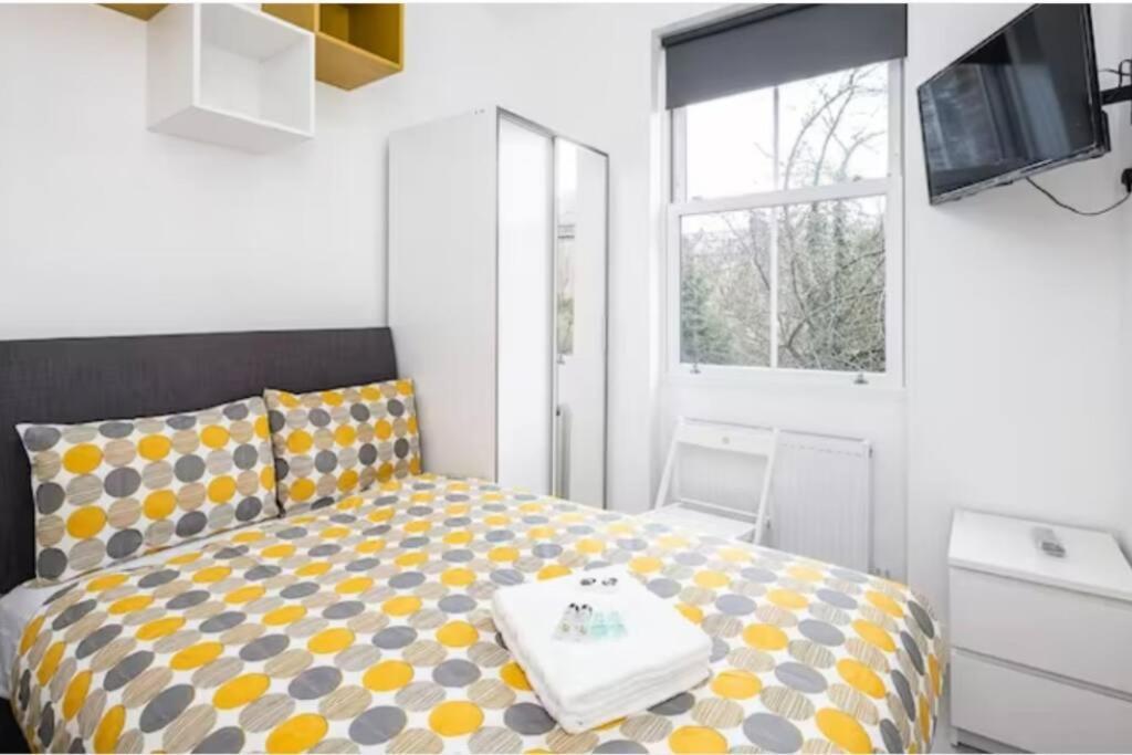 Boutique Modern Hotel Room For Two Near Tube And Bus Stations Londra Esterno foto