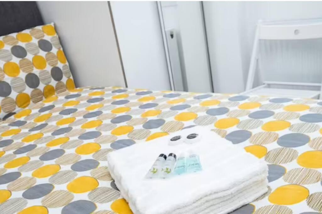Boutique Modern Hotel Room For Two Near Tube And Bus Stations Londra Esterno foto