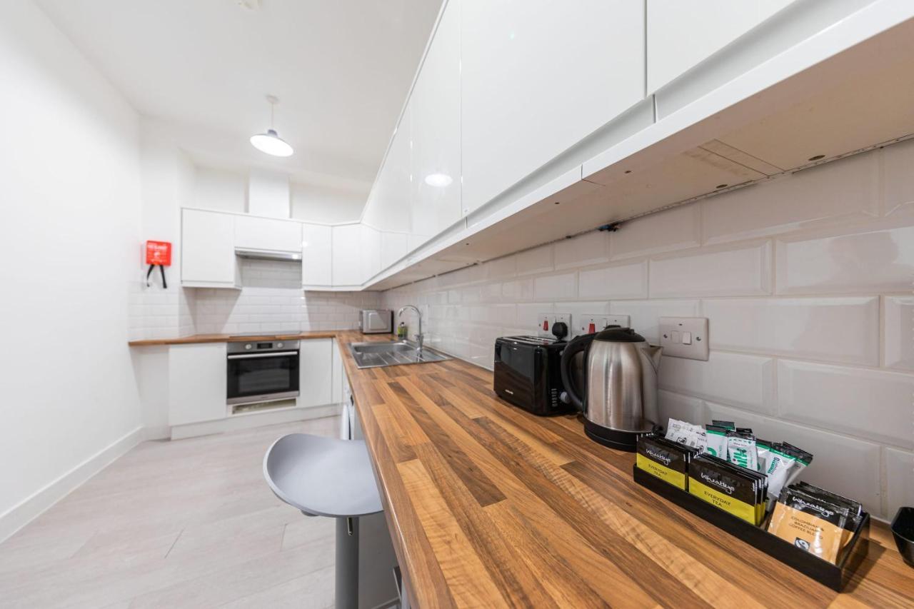 Boutique Modern Hotel Room For Two Near Tube And Bus Stations Londra Esterno foto