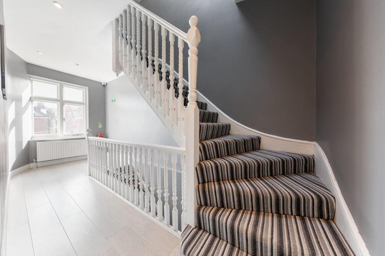 Boutique Modern Hotel Room For Two Near Tube And Bus Stations Londra Esterno foto